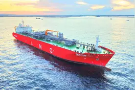 中国首艘成世界最大，LNG运输加注船投入使用，可装3万立方米图片