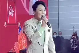 张信哲发福，寿宴捞金被嘲掉价，卖力演唱背后是“富贵做自己”图片