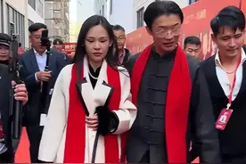 千万网红郭有才公司开业，1000平大楼不输三只羊，老爸穿貂戴礼帽图片