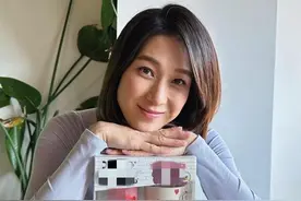 38岁钟嘉欣三胎产女后首晒美照，化淡妆状态大好，无名指钻戒抢镜图片