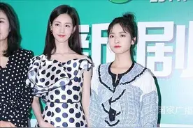 陈都灵沈月同框，身高仅差8cm同穿短裙，沈月暴露大象腿又矮又胖图片