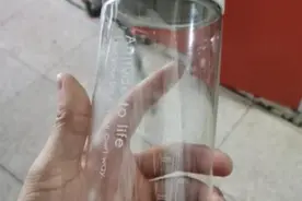 塑料杯子到底能不能倒入热水？依然有人在拿健康开玩笑，建议看看图片