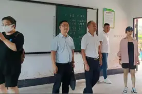 谭松韵回去看母校，穿着打扮低调，面对“特别待遇”不拒绝图片