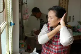 白天做家务，晚上照顾老人，“陪床保姆”揭开老年人的私生活图片