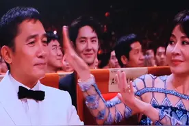 金鸡一刻：刘嘉玲隔空作法，刘德华吴京比心，李雪健获奖全体起立图片