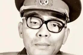 广西籍开国将军： 卢绍武童年过继地主，差点被毒死，无奈走向革命图片