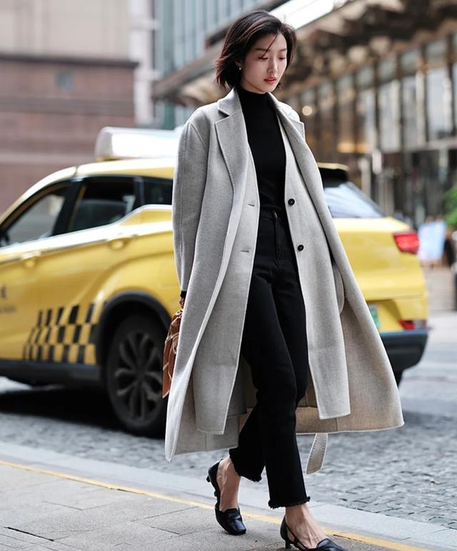 最近火了一种穿搭叫:大衣 直筒裤,过年回家这么穿,高级显气质