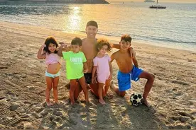 36岁C罗沙滩同框四个娃，迪拜度假变肌肉秀，网友戏称衣服丢了图片