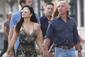 卡戴珊在男友面前穿得挺乖，一身牛仔装显年轻，却被首富女友抢镜图片