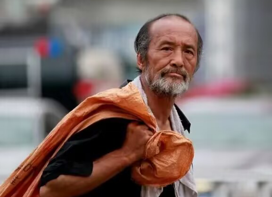 湖北一老汉自制棺材穿寿衣，喝农药孤独死去，离世前留下8个字