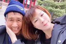 1997年河南拾荒老汉收养弃婴，24年后女儿身价上亿，卖公司尽孝图片