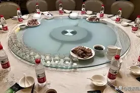 老酒鬼喝酒，桌边常放一杯水是为什么？看完你就明白了，好处真多图片