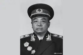 朝鲜战争停战当晚，彭德怀拉着一位小姑娘步入舞池，所有人都哭了图片