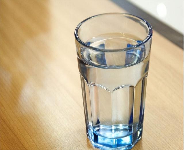 白开水放凉后堪比"慢性毒药"?常喝65℃的水会致癌?实验告诉你