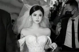 韩安冉4婚开席，生父继父同框，黑白照引争议，命理人预测还有5婚图片