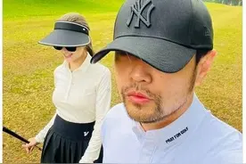 周杰伦与昆凌打高尔夫球 甜蜜称今日穿搭听老婆的图片
