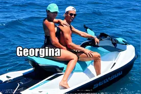 C罗出海度假，带未婚妻海上冲浪！乔治娜穿泳衣好辣，大秀恩爱图片