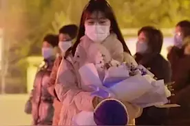 满身军功章！16年老兵退伍家人拉横幅迎接图片