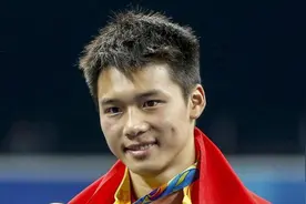 男跳水运动员的难言之隐，泳裤太小害怕被关注，陈艾森曾遭遇尴尬图片