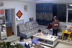 辽宁龙凤胎姐弟干架，爸爸躲闪让姐弟继续，奶奶一旁淡定“观战”图片