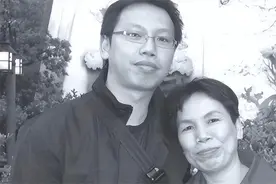 2000年，江苏单亲妈妈收养16岁孤儿，养子15年后给她转账1530万图片