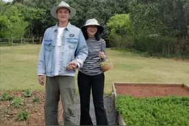 朱丹携一家五口庄园度假！与周一围十指紧扣秀恩爱，俩娃身高瞩目图片