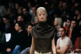 时光秀场：时尚品牌Alexander McQueen令人赞叹的1999春季时装秀图片