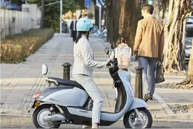 爱玛、金彭的2款新电摩来了，最大续航240公里，长距离出行也能骑图片