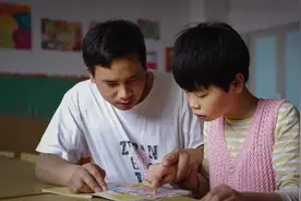 男子婚后不育捡到个女婴，两年后发现秘密，旁人劝他撒手被他拒绝图片