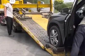 距离加油站20米，汽车没油，拖车师傅说：拖车20多年，第一次遇到图片