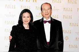 何超琼算不算顶级大美人？看她和李嘉欣的合照就知道了图片