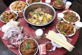 东北农村酒席真霸气，铁铲炒菜你见过吗？网友表示：真的羡慕图片