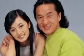 17岁杨幂被49岁成龙搂在怀里，举止亲密，网友：整没整容一目了然图片