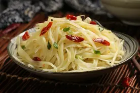 炒土豆丝，什么时候放醋是关键点，步骤对了，怎么炒都爽脆可口图片