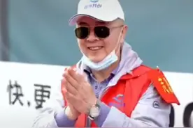 63岁唐僧徐少华低调做公益，街头发传单矿泉水，身材圆润肚腩凸出图片