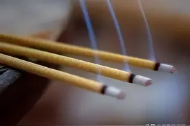 敬香许愿为什么用三根香？正确的上香方式，很多人没弄明白图片