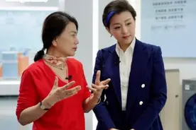 董明珠认真打扮，穿万元红裙优雅亮相，仍被杨澜一撮蓝发抢了镜图片