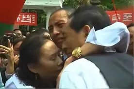 富商2岁儿子离奇失踪，32年后在农村找到，认亲时母亲痛哭:对不起图片