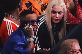 63岁麦当娜看拳赛，脸无皱纹却似“果冻”，16岁非裔养子穿连衣裙图片