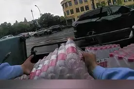 矿泉水撒了一地 驾驶员手足无措时他来了！图片