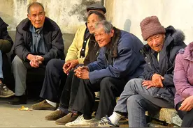 村口，那些孤独的老人图片