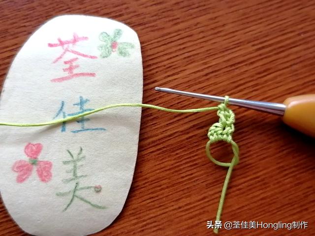 远方喜欢在银杏树下漫步的人,为你钩织了两片银杏叶哟