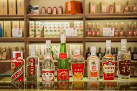 喝白酒不像喝啤酒，讲究可多了，男人喝白酒时需要注意这4点图片