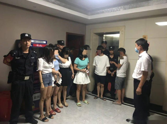 江苏一“鸭窝”被警方捣毁，卖淫者全是男性，女嫖客最小只有25岁