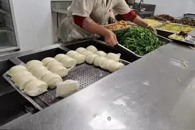 福建小伙晒新能源电池厂员工食堂走红，包吃三餐，菜品堪比自助餐图片