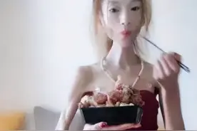 4年前骷髅女孩不顾医生反对,为挽回前任从120斤减到58斤,后来如何图片