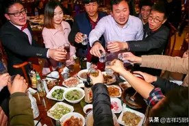 无论到谁家喝酒，切记别做“这3事”，关系再好也不行，真伤感情图片