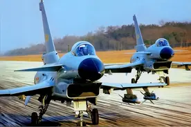 中国说到做到，19架歼10破“台海中线”，一轮开火就能干垮对岸图片