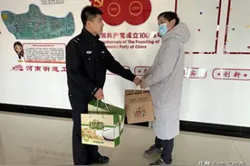 警察节这天，珲春出入境边检站民警再次把关心和温暖送到残疾兄弟身边图片