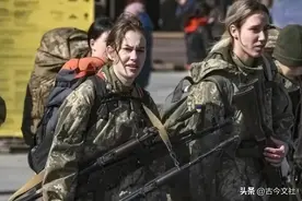 乌克兰女兵唱歌奔赴前线，俄方喊话：不要来送死图片